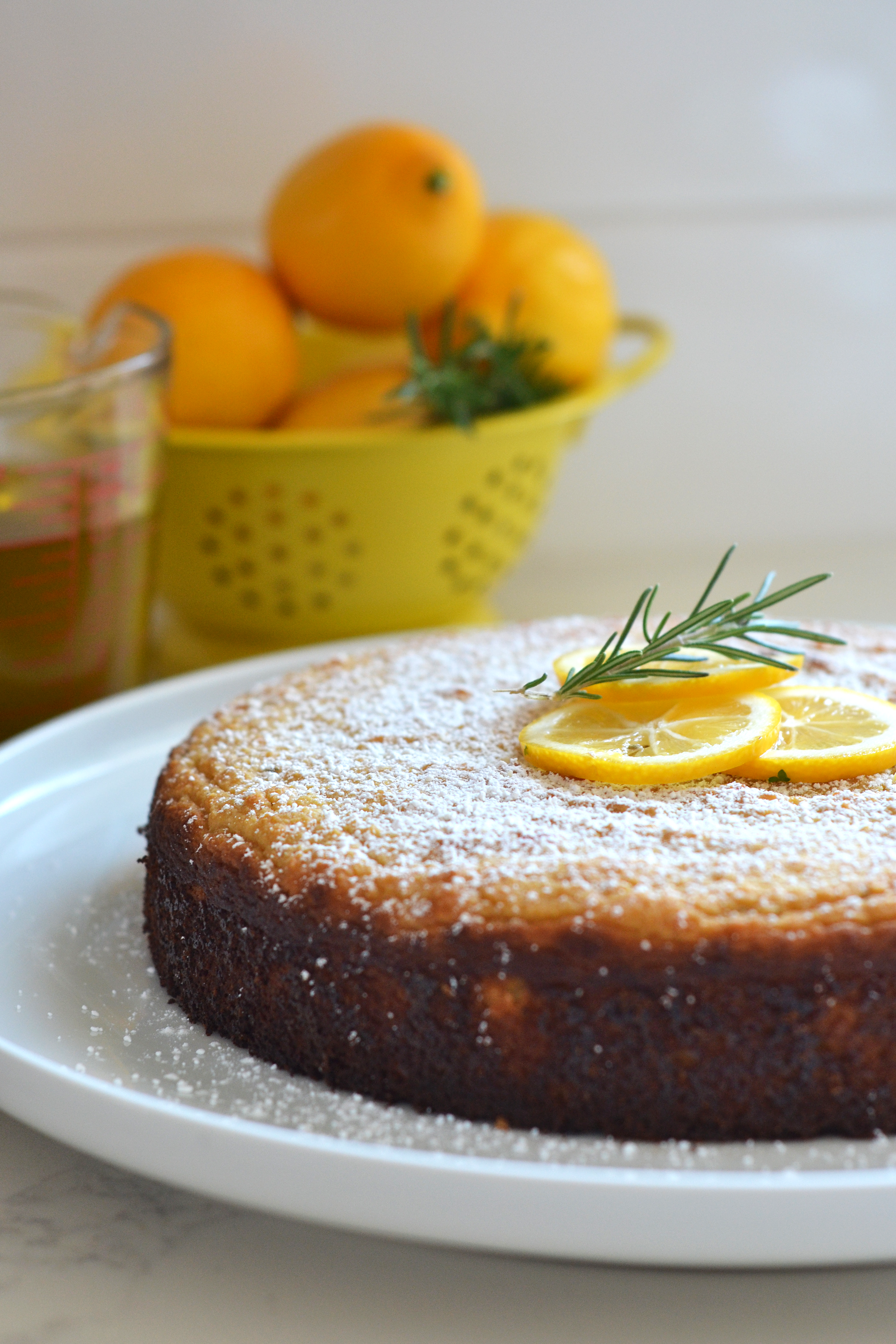 denne Rosemary Meyer citron olivenolie kage er Korn Fri, raffineret sukker fri og mejeri fri aka-Paleo! Det har sådan en fabelagtig smag og er perfekt til enhver fest eller brunch!
