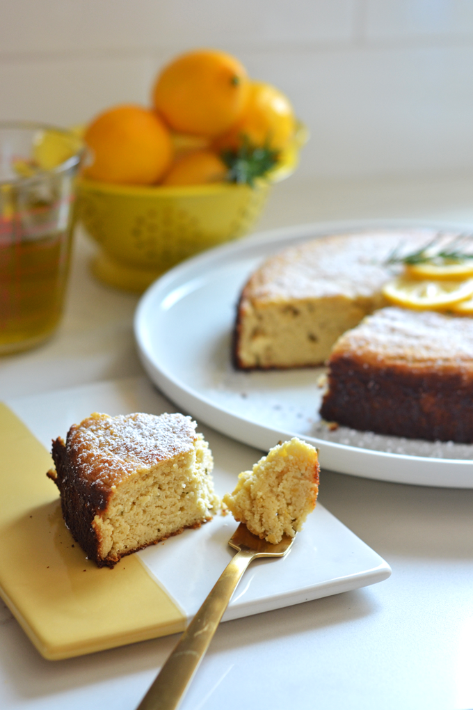  denne rosmarin Meyer citron olivenolie kage er kornfri, raffineret sukkerfri og mælkefri aka - Paleo! Det har sådan en fabelagtig smag og er perfekt til enhver fest eller brunch!